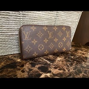 Louis Vuitton monogram zippy wallet